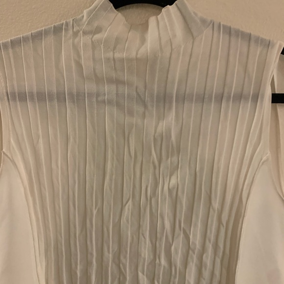 Vince Pleated White Sleeveless Blouse - Picture 3 of 4